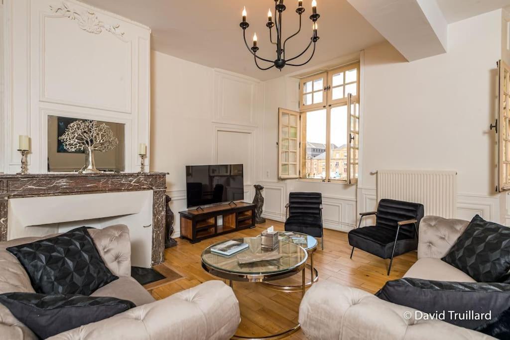 Suites Mana - Matahina Avec Vue Superbe Sur La Place Ducale Et Parking Prive Inclus Charleville-Mézières Kültér fotó